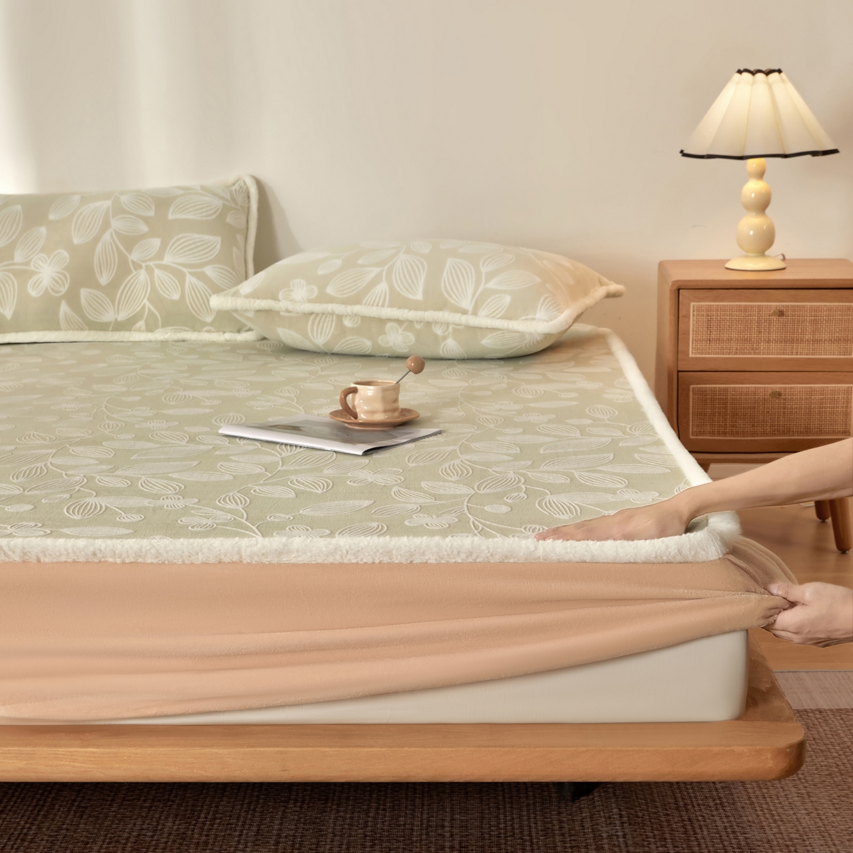 91家纺网 家纺一手货源 找家纺 吾秀家居 2025新款高克重雕花牛奶绒单床笠床笠单件 简素