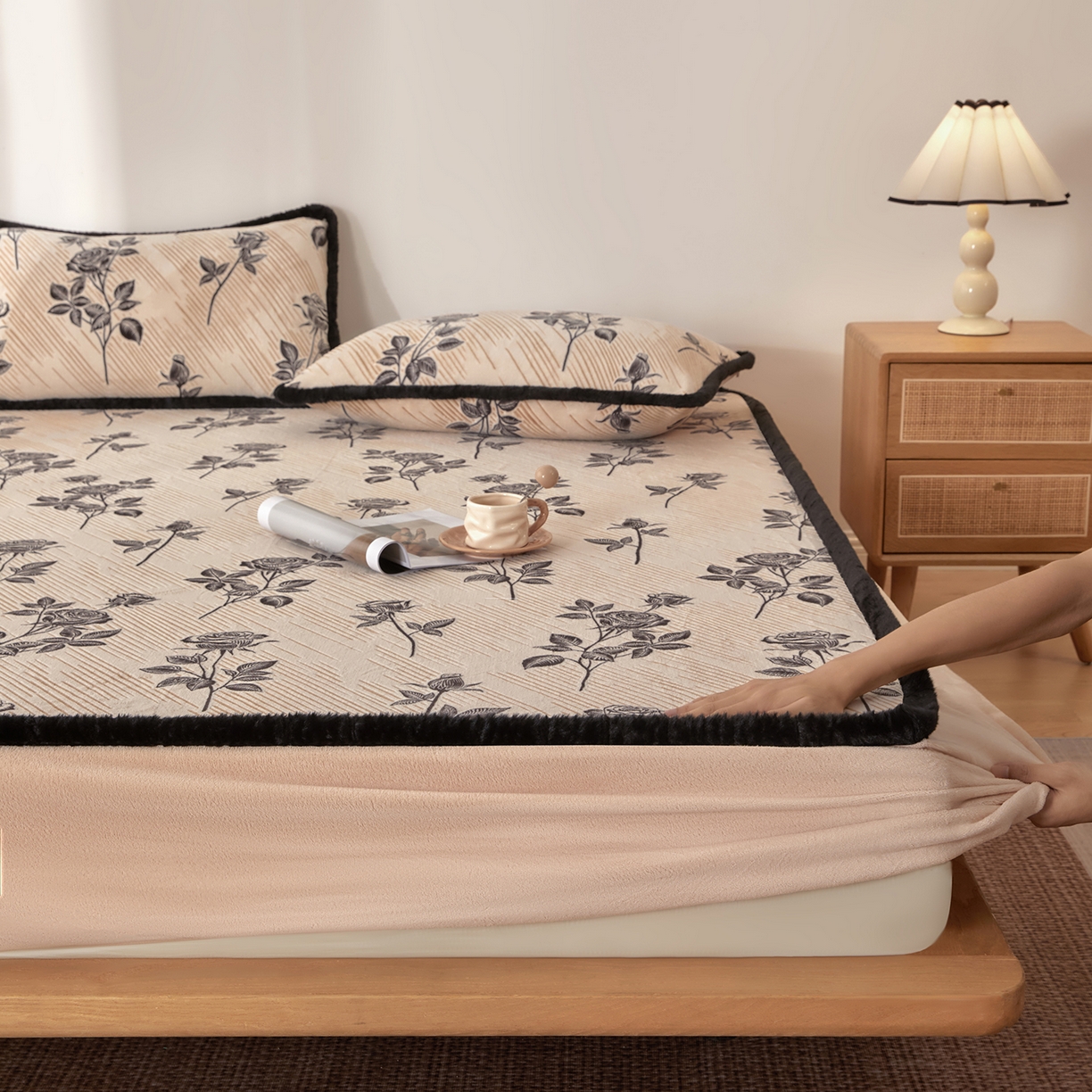 91家纺网 家纺一手货源 找家纺 吾秀家居 2025新款高克重雕花牛奶绒单床笠床笠单件 玫瑰