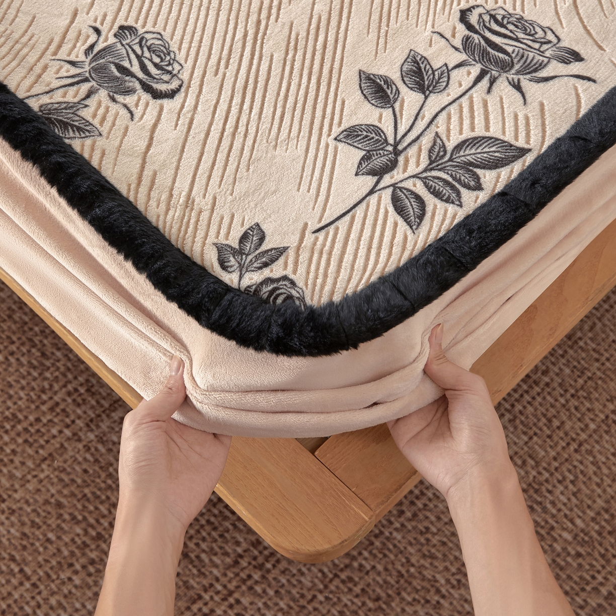 91家纺网 家纺一手货源 找家纺 吾秀家居 2025新款高克重雕花牛奶绒单床笠床笠单件 玫瑰