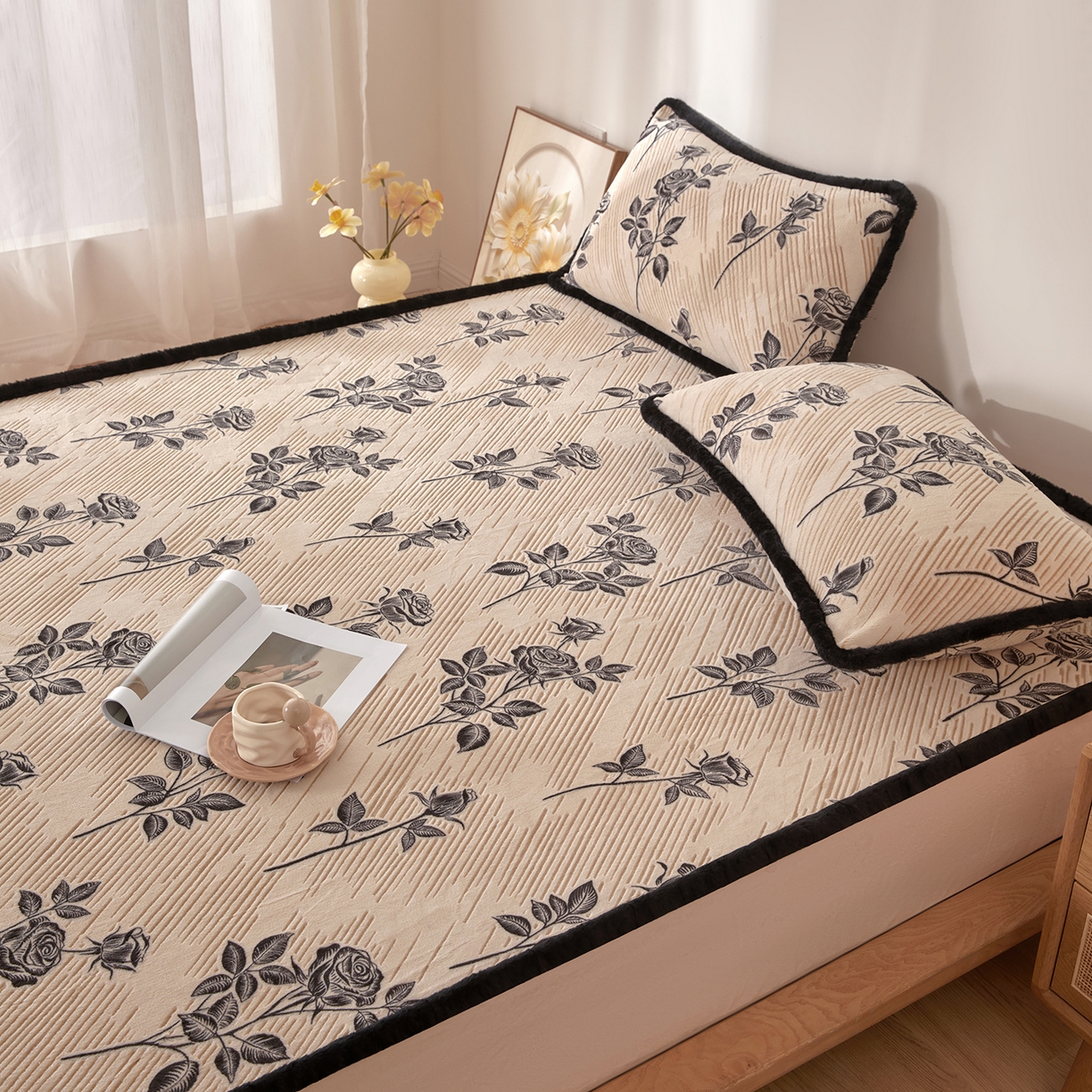 91家纺网 家纺一手货源 找家纺 吾秀家居 2025新款高克重雕花牛奶绒单床笠床笠单件 玫瑰