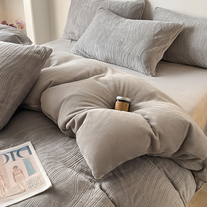 91家纺网 家纺一手货源 找家纺 （总）云玲时尚 2025新款高克重牛奶绒雕花单被套-波浪