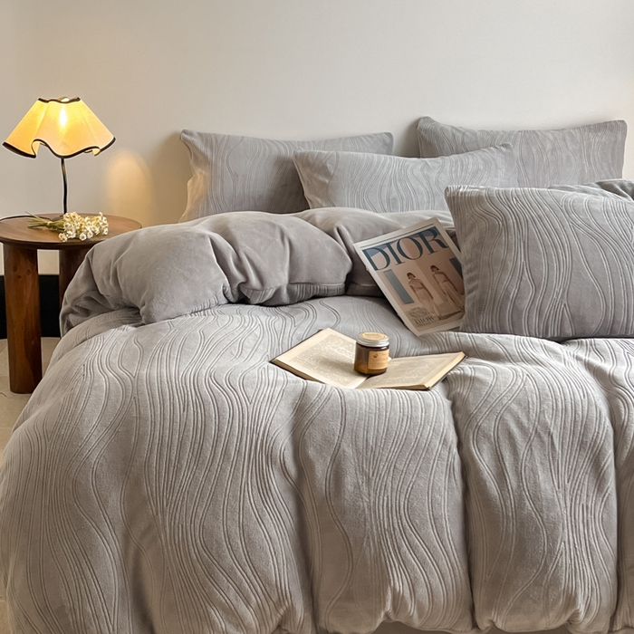 91家纺网 家纺一手货源 找家纺 （总）云玲时尚 2025新款高克重牛奶绒雕花单被套-波浪