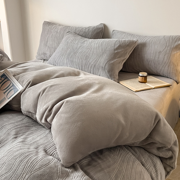 91家纺网 家纺一手货源 找家纺 （总）云玲时尚 2025新款高克重牛奶绒雕花单被套-波浪