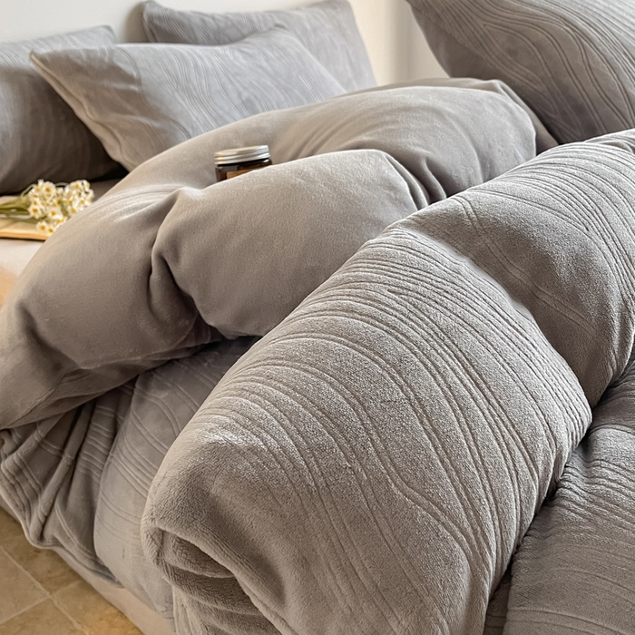 91家纺网 家纺一手货源 找家纺 （总）云玲时尚 2025新款高克重牛奶绒雕花单被套-波浪