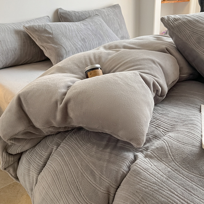 91家纺网 家纺一手货源 找家纺 （总）云玲时尚 2025新款高克重牛奶绒雕花单被套-波浪