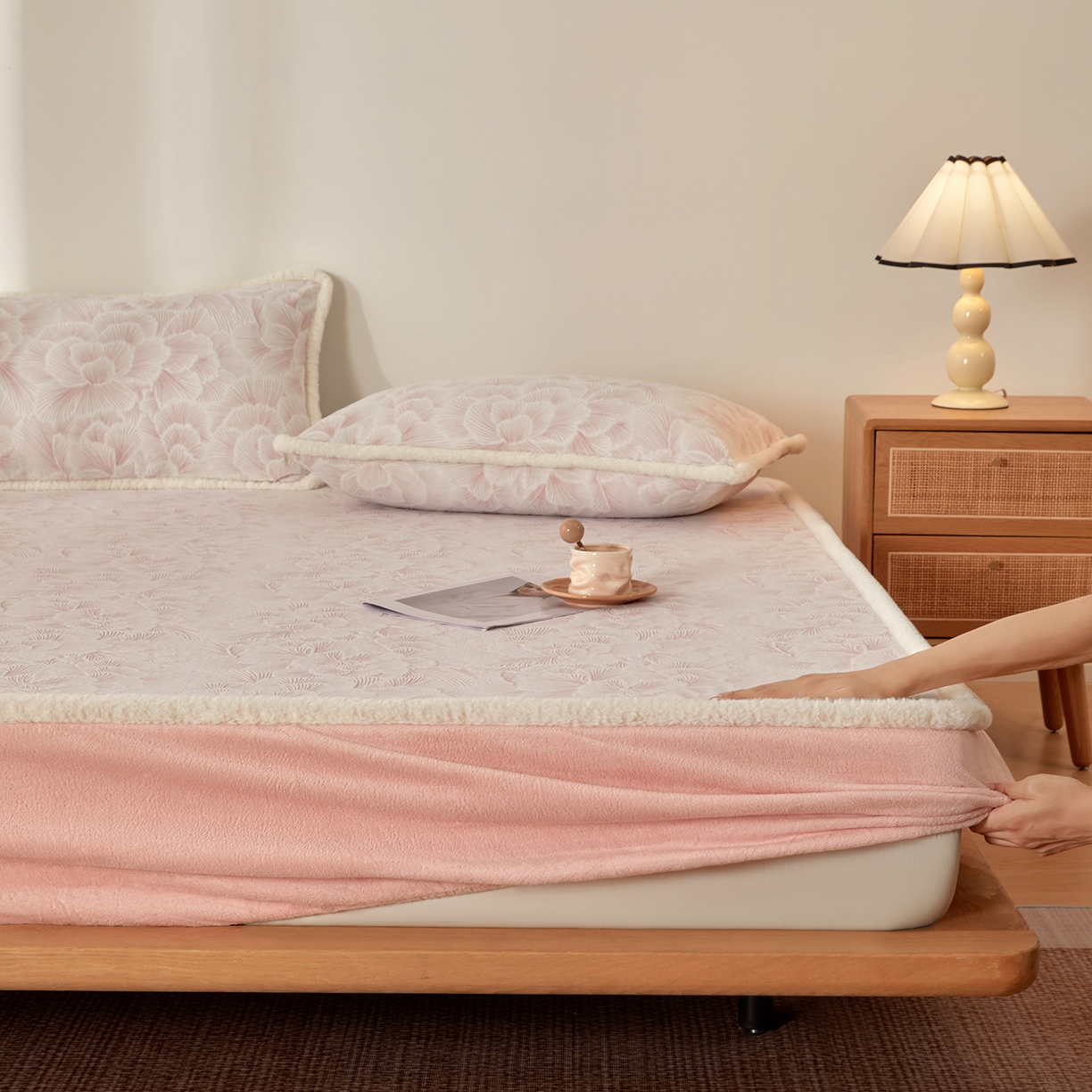 91家纺网 家纺一手货源 找家纺 吾秀家居 2025新款高克重雕花牛奶绒单床笠床笠单件 慕雪