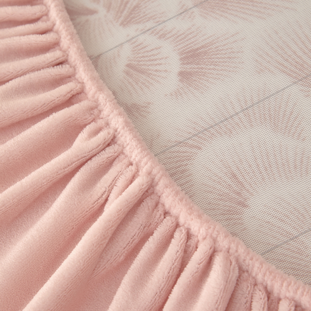 91家纺网 家纺一手货源 找家纺 吾秀家居 2025新款高克重雕花牛奶绒单床笠床笠单件 慕雪