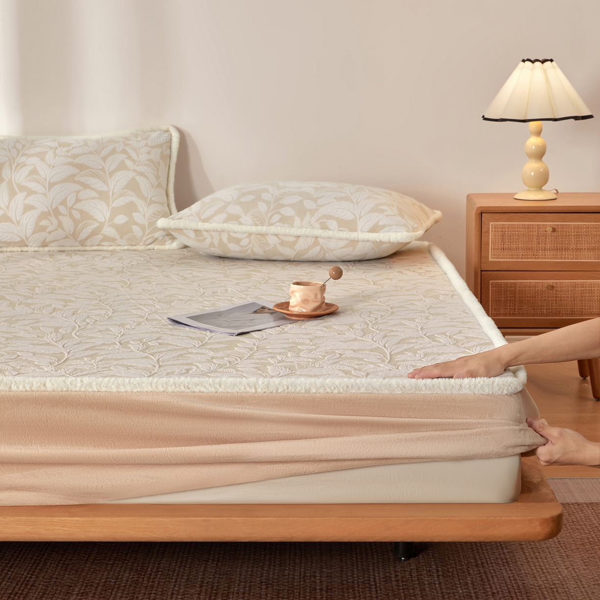 91家纺网 家纺一手货源 找家纺 吾秀家居 2025新款高克重雕花牛奶绒单床笠床笠单件 叶繁