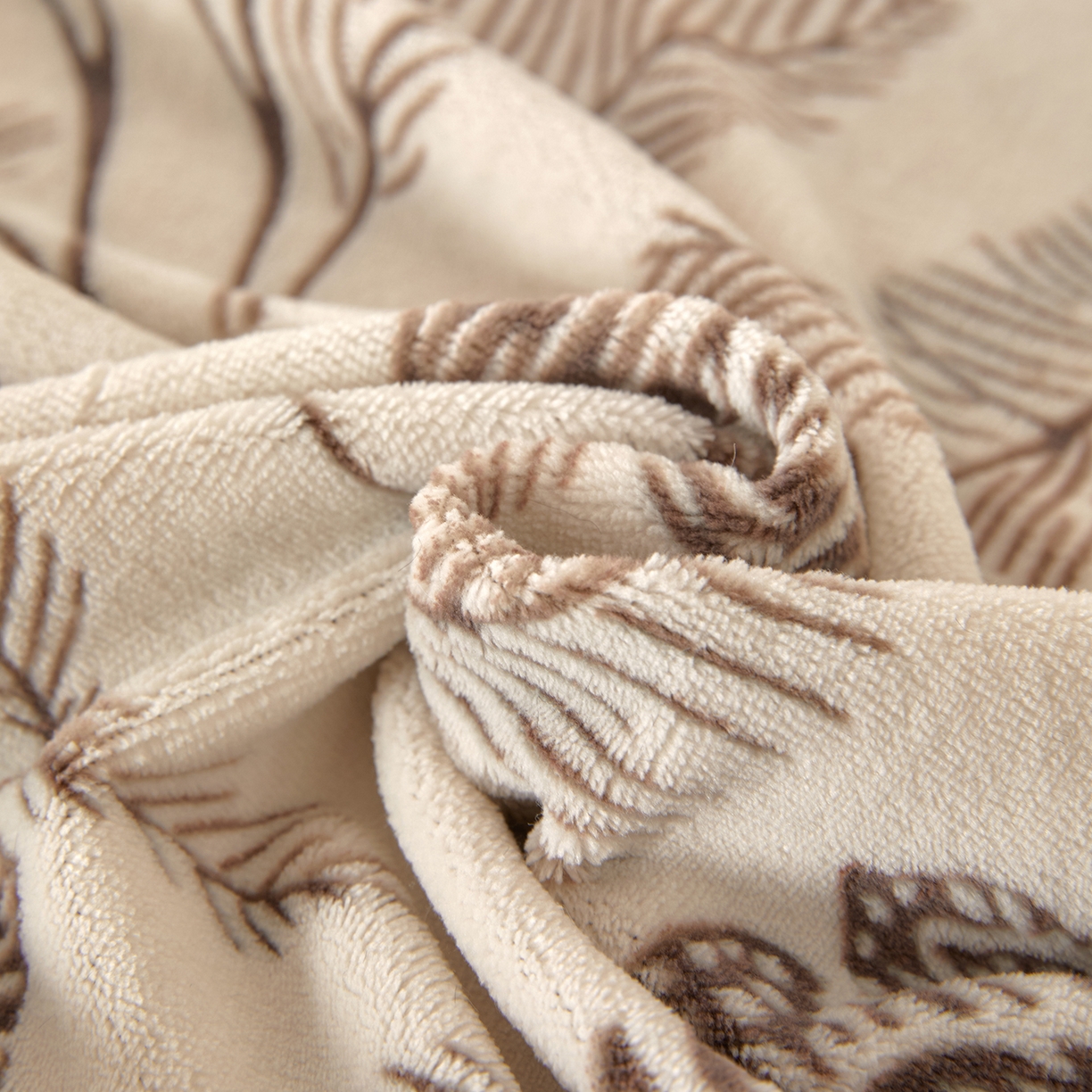 91家纺网 家纺一手货源 找家纺 吾秀家居 2025新款高克重雕花牛奶绒单床笠床笠单件 吟花