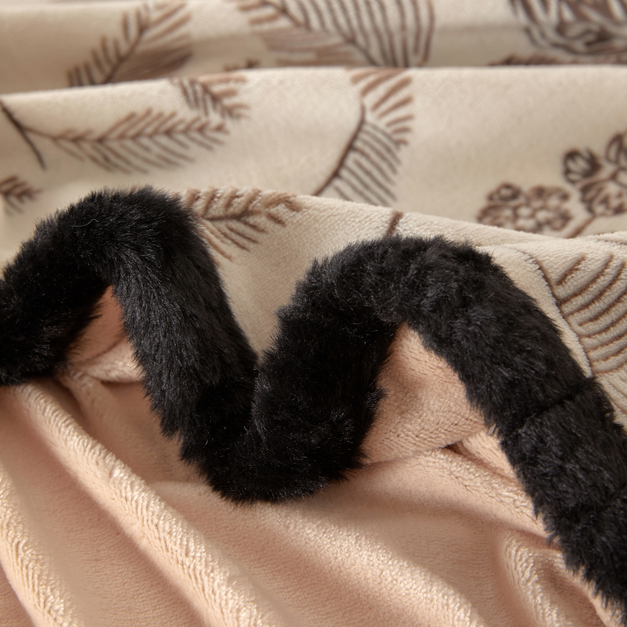 91家纺网 家纺一手货源 找家纺 吾秀家居 2025新款高克重雕花牛奶绒单床笠床笠单件 吟花