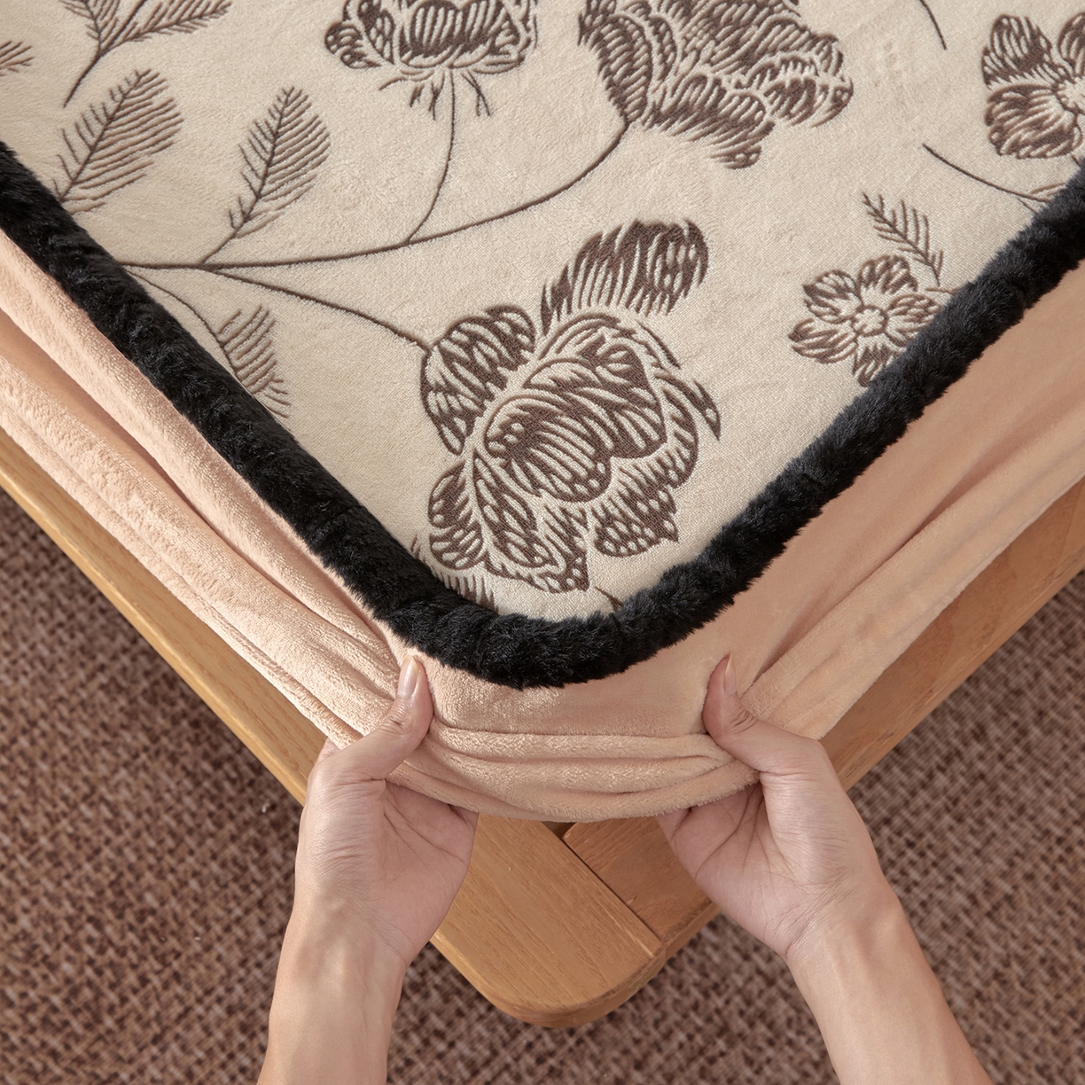 91家纺网 家纺一手货源 找家纺 吾秀家居 2025新款高克重雕花牛奶绒单床笠床笠单件 吟花