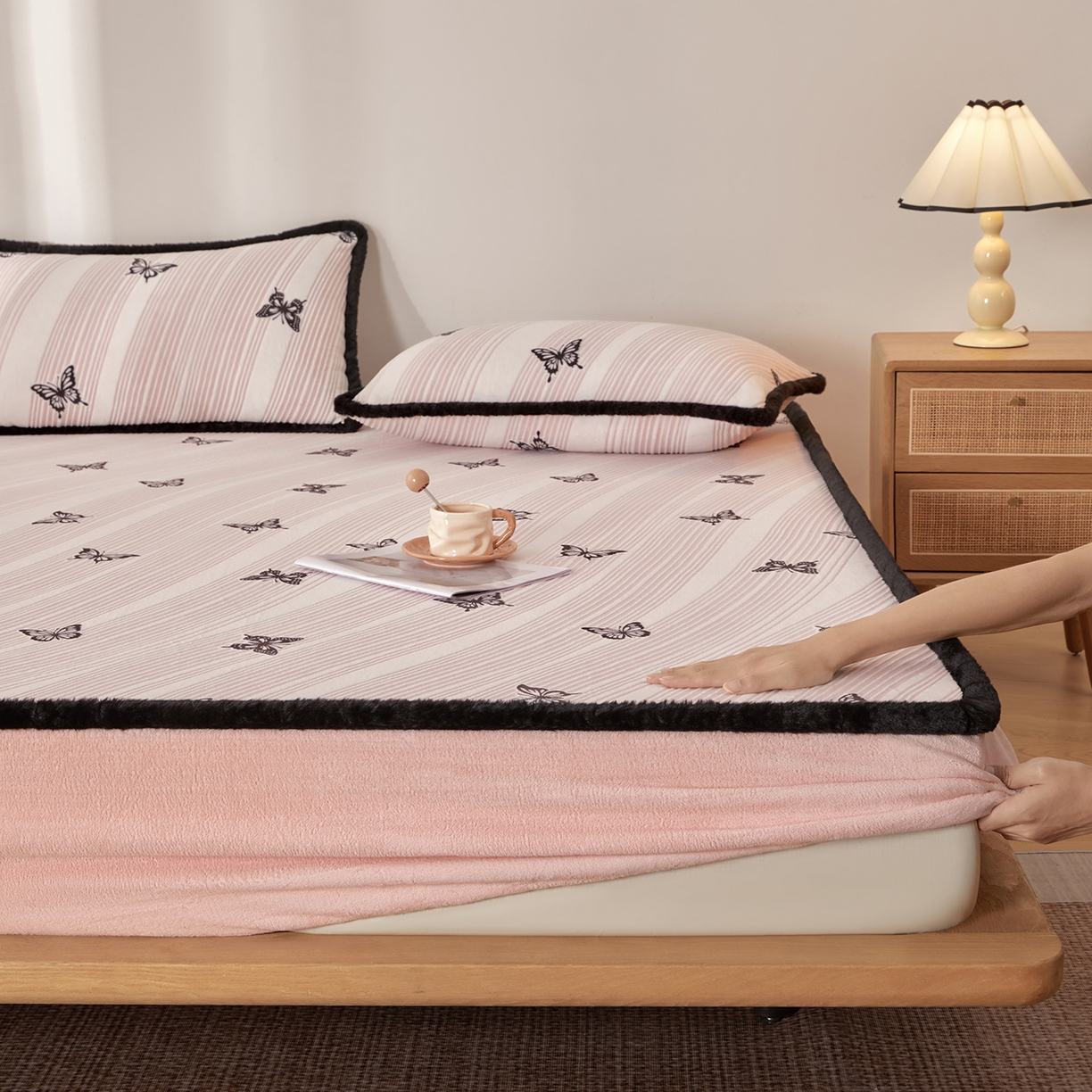 91家纺网 家纺一手货源 找家纺 吾秀家居 2025新款高克重雕花牛奶绒单床笠床笠单件 粉蝶