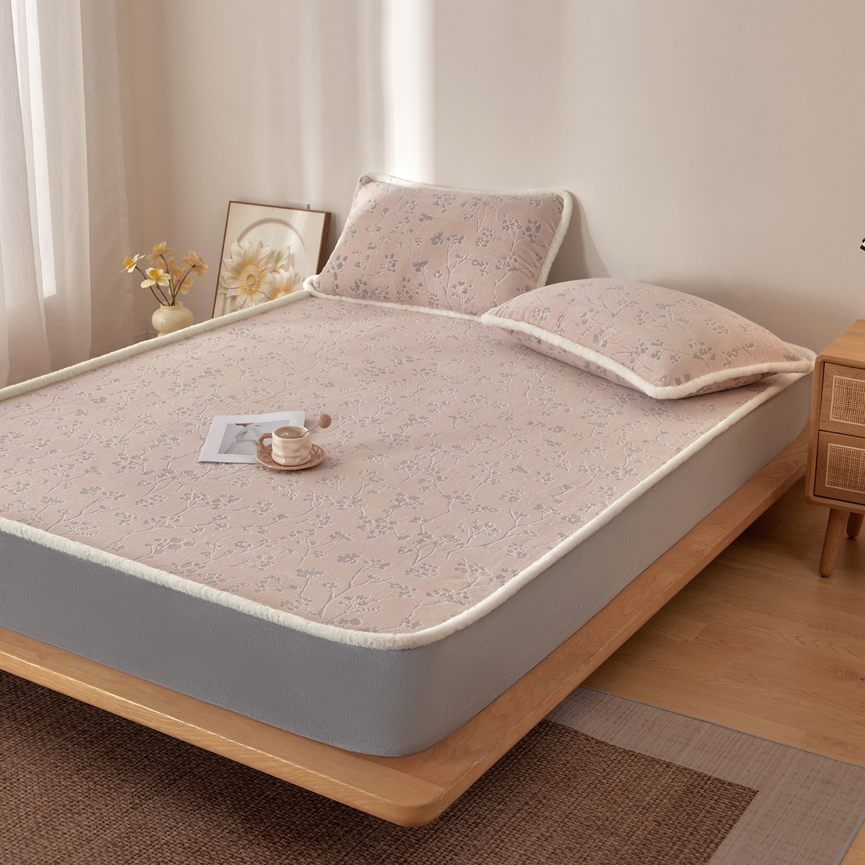 91家纺网 家纺一手货源 找家纺 吾秀家居 2025新款高克重雕花牛奶绒单床笠床笠单件 寒梅