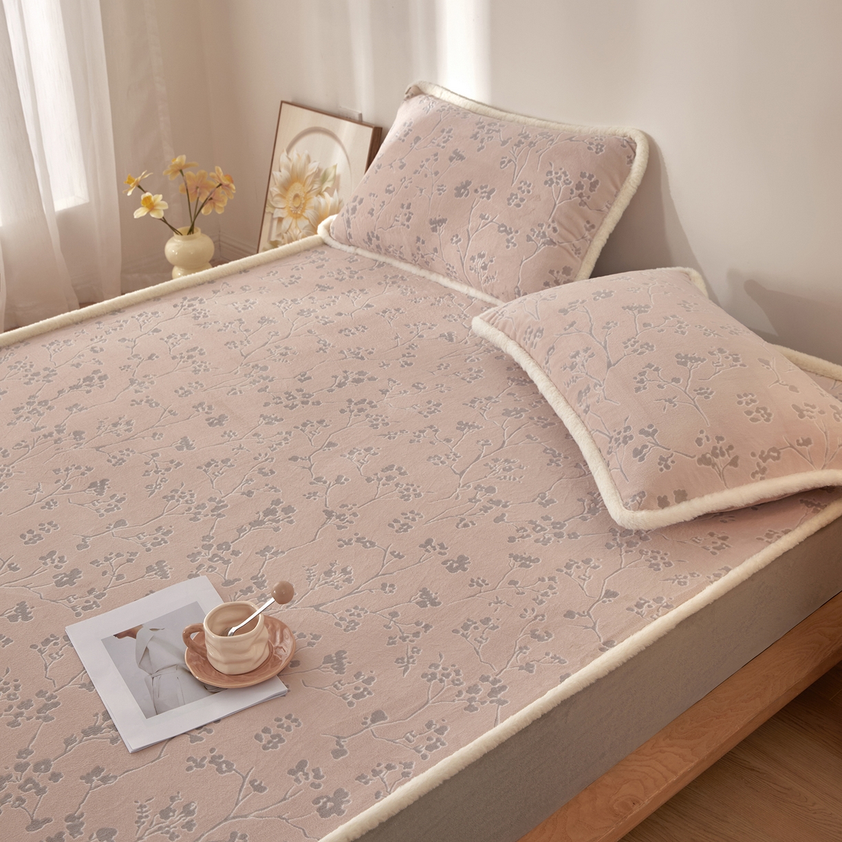 91家纺网 家纺一手货源 找家纺 吾秀家居 2025新款高克重雕花牛奶绒单床笠床笠单件 寒梅