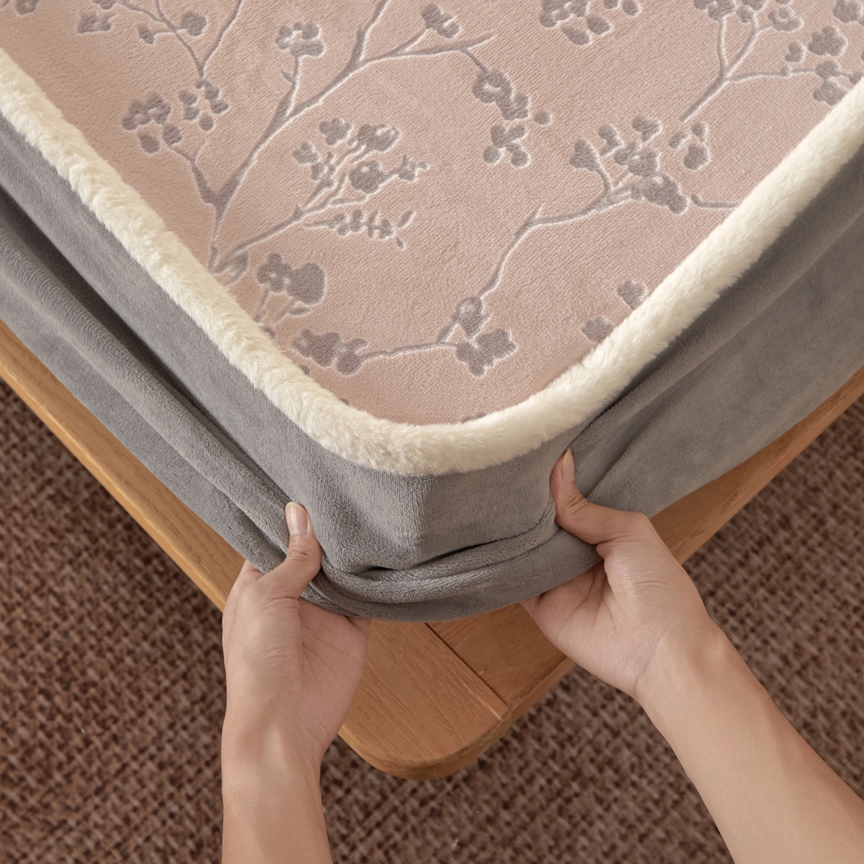 91家纺网 家纺一手货源 找家纺 吾秀家居 2025新款高克重雕花牛奶绒单床笠床笠单件 寒梅