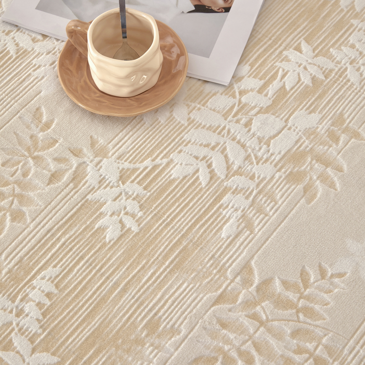 91家纺网 家纺一手货源 找家纺 吾秀家居 2025新款高克重雕花牛奶绒单床笠床笠单件 花织