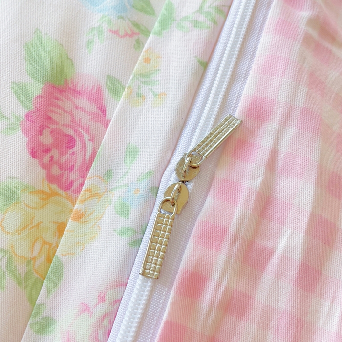 91家纺网 家纺一手货源 找家纺 小叮当家纺仓储工厂店 2025新款直播爆款全棉纯棉四件套吊边一字绣工艺款四件套 嫣然花期-粉