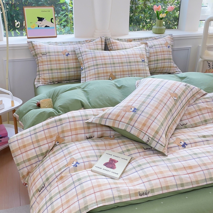 91家纺网 家纺一手货源 找家纺 小叮当家纺仓储工厂店 2025新款直播爆款全棉纯棉四件套吊边一字绣工艺款四件套 艾格小熊