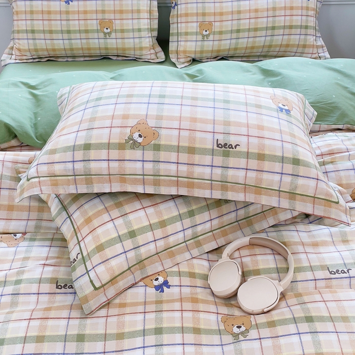 91家纺网 家纺一手货源 找家纺 小叮当家纺仓储工厂店 2025新款直播爆款全棉纯棉四件套吊边一字绣工艺款四件套 艾格小熊