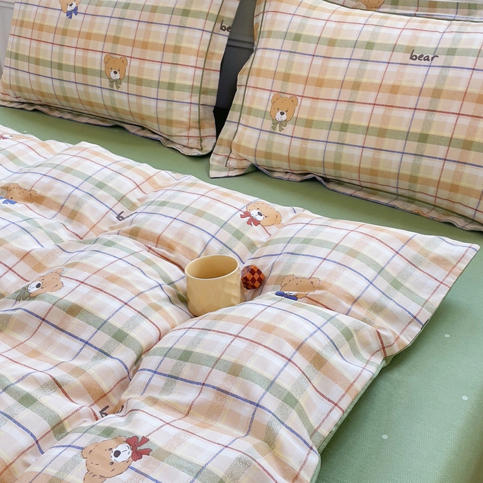 91家纺网 家纺一手货源 找家纺 小叮当家纺仓储工厂店 2025新款直播爆款全棉纯棉四件套吊边一字绣工艺款四件套 艾格小熊