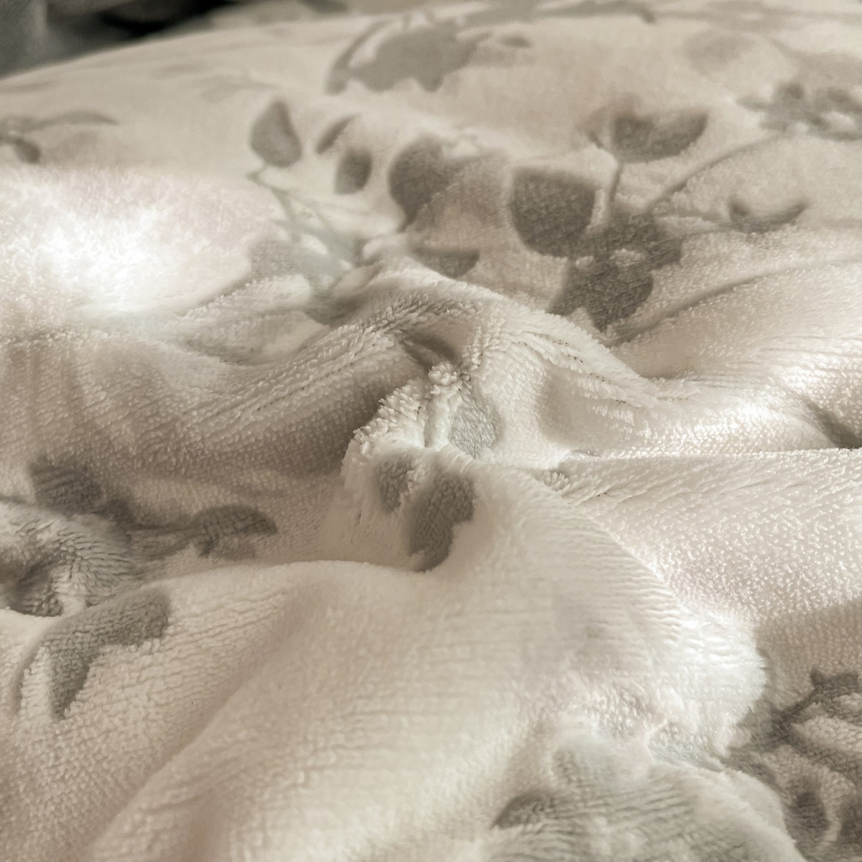 91家纺网 家纺一手货源 找家纺 沐慕 2025新款A类220g加厚烂花牛奶绒B类200g牛奶绒四件套 花朝梦-灰