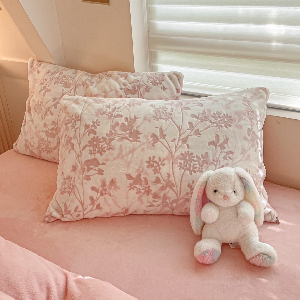 91家纺网 家纺一手货源 找家纺 沐慕 2025新款A类220g加厚烂花牛奶绒B类200g牛奶绒四件套 花朝梦-粉