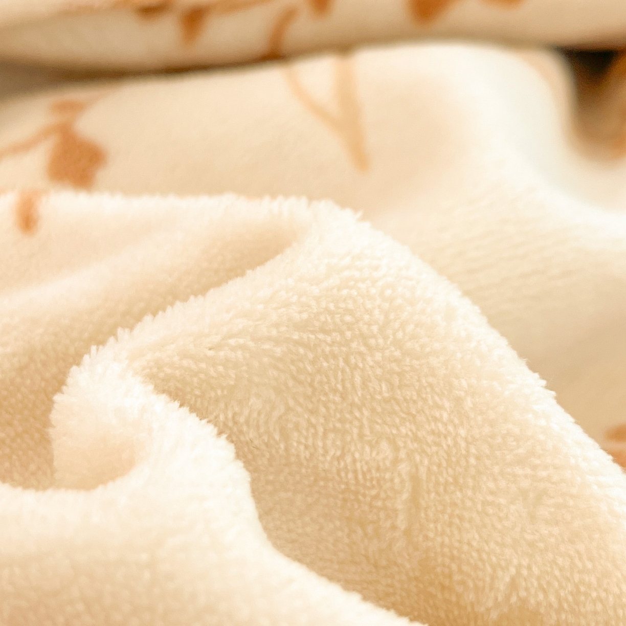 91家纺网 家纺一手货源 找家纺 沐慕 2025新款A类220g加厚烂花牛奶绒B类200g牛奶绒四件套 山茶花语咖