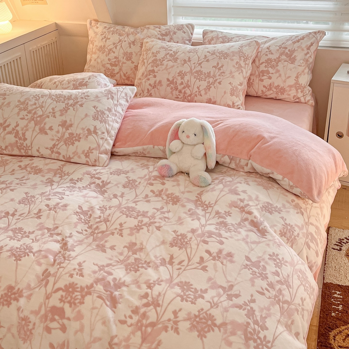 91家纺网 家纺一手货源 找家纺 沐慕 2025新款A类220g加厚烂花牛奶绒B类200g牛奶绒四件套 花朝梦-粉