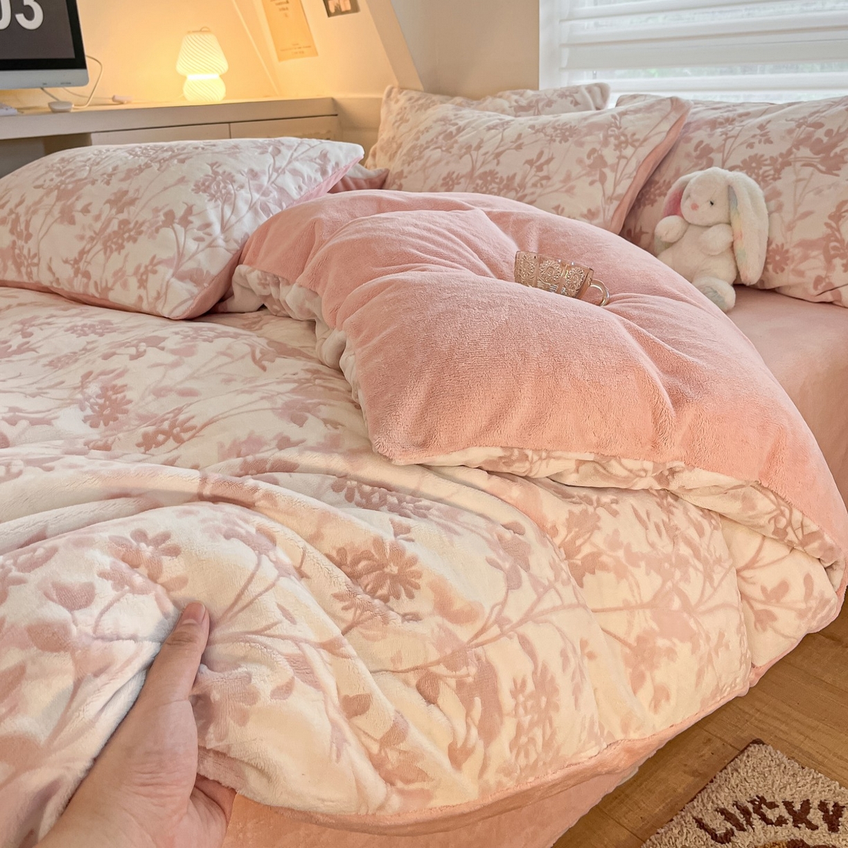 91家纺网 家纺一手货源 找家纺 沐慕 2025新款A类220g加厚烂花牛奶绒B类200g牛奶绒四件套 花朝梦-粉