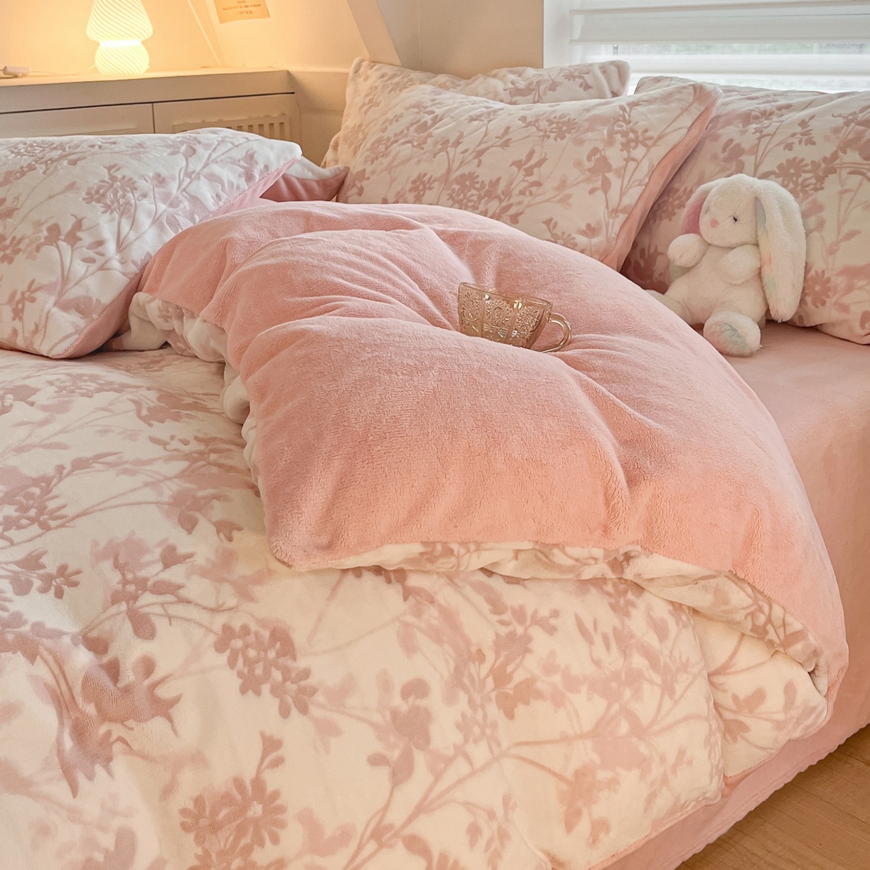 91家纺网 家纺一手货源 找家纺 沐慕 2025新款A类220g加厚烂花牛奶绒B类200g牛奶绒四件套 花朝梦-粉