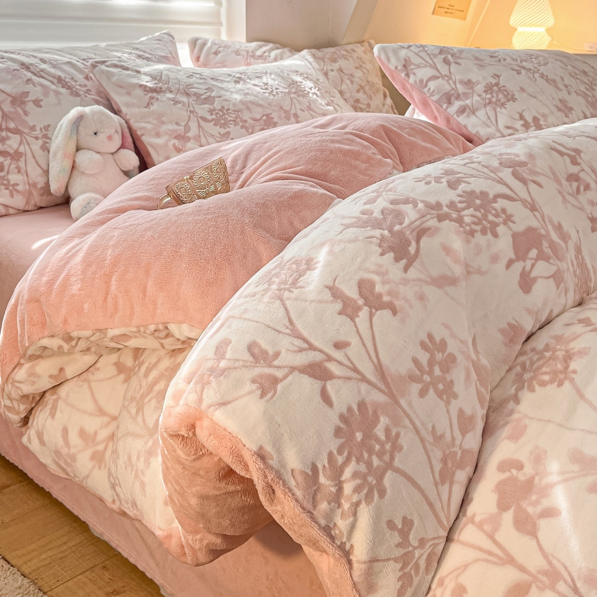 91家纺网 家纺一手货源 找家纺 沐慕 2025新款A类220g加厚烂花牛奶绒B类200g牛奶绒四件套 花朝梦-粉