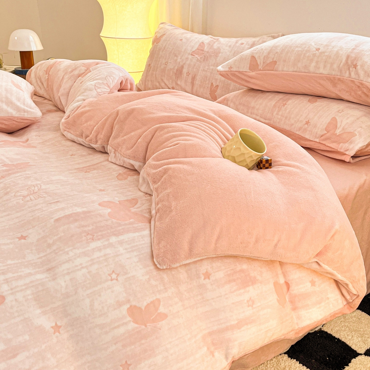 91家纺网 家纺一手货源 找家纺 沐慕 2025新款A类220g加厚烂花牛奶绒B类200g牛奶绒四件套 雾蝶梦粉