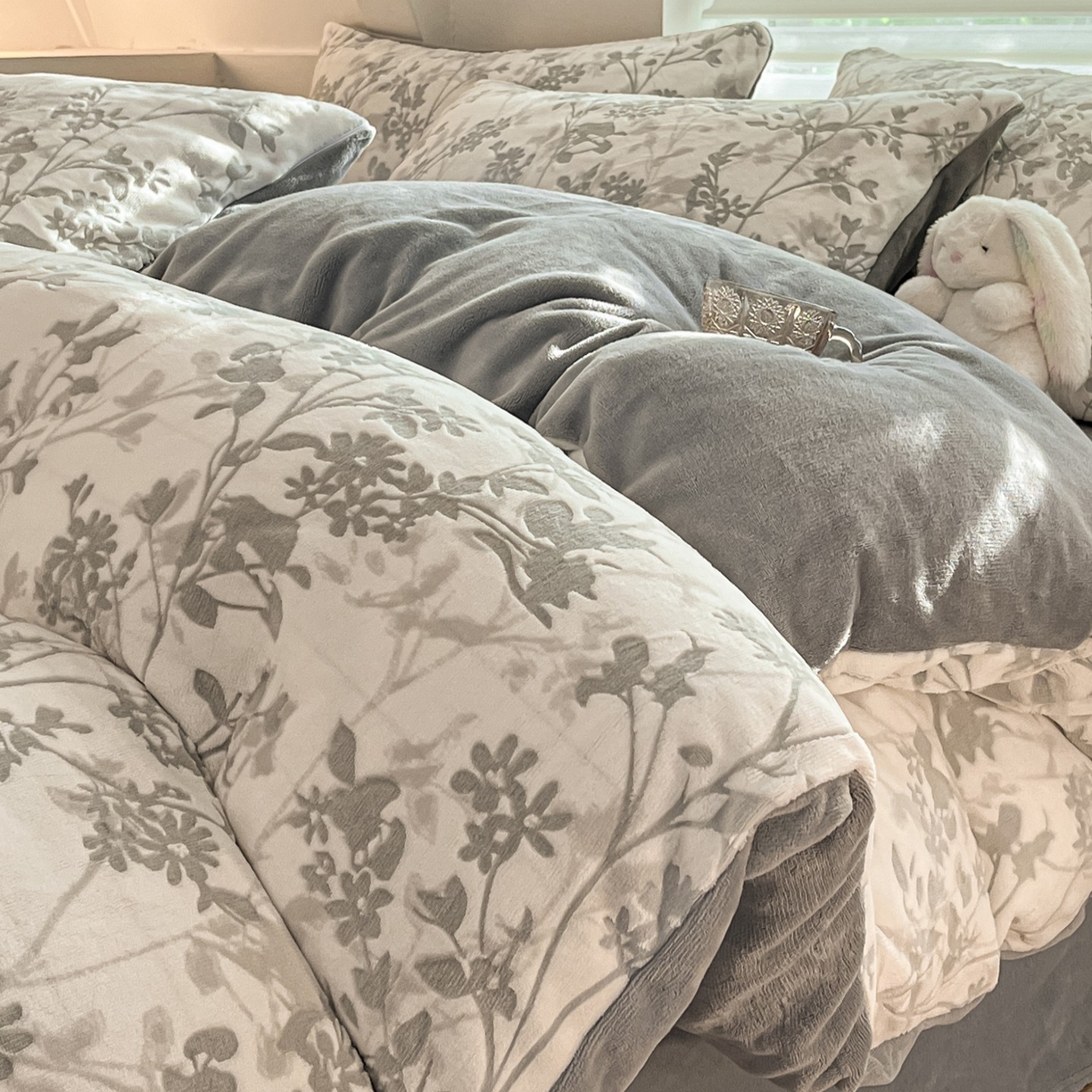 91家纺网 家纺一手货源 找家纺 沐慕 2025新款A类220g加厚烂花牛奶绒B类200g牛奶绒四件套 花朝梦-灰