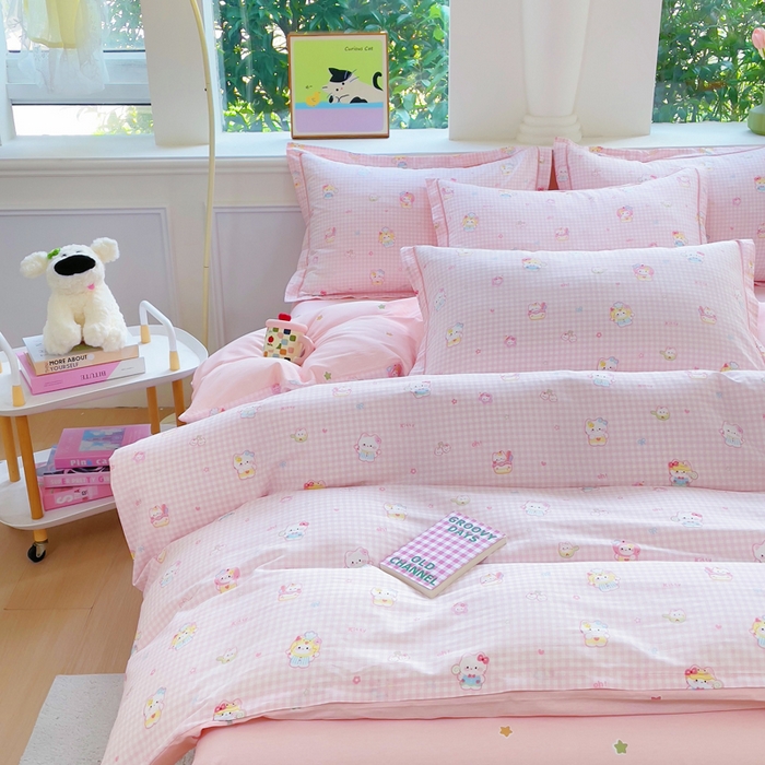 91家纺网 家纺一手货源 找家纺 小叮当家纺仓储工厂店 2025新款直播爆款全棉纯棉四件套吊边一字绣工艺款四件套 恋恋吉米