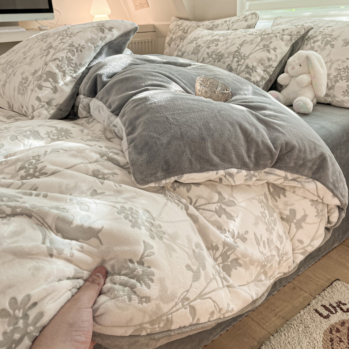 91家纺网 家纺一手货源 找家纺 沐慕 2025新款A类220g加厚烂花牛奶绒B类200g牛奶绒四件套 花朝梦-灰