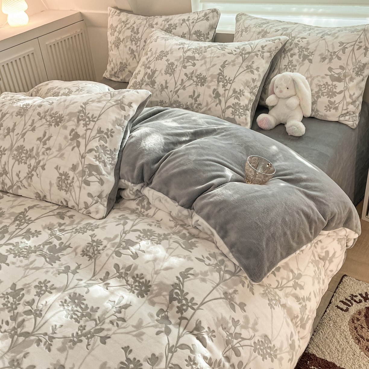 91家纺网 家纺一手货源 找家纺 沐慕 2025新款A类220g加厚烂花牛奶绒B类200g牛奶绒四件套 花朝梦-灰
