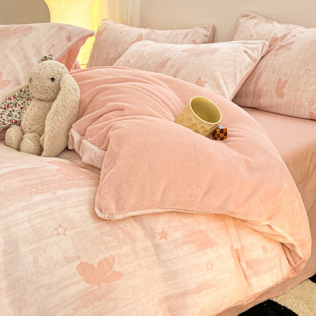 91家纺网 家纺一手货源 找家纺 沐慕 2025新款A类220g加厚烂花牛奶绒B类200g牛奶绒四件套 雾蝶梦粉