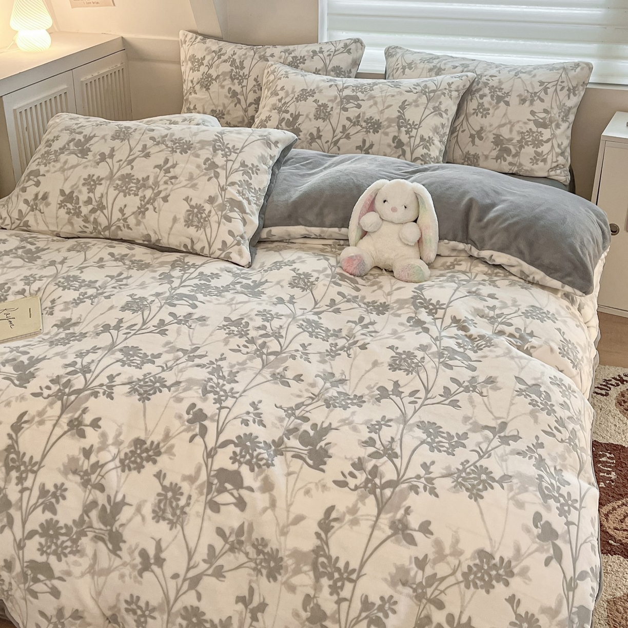 91家纺网 家纺一手货源 找家纺 沐慕 2025新款A类220g加厚烂花牛奶绒B类200g牛奶绒四件套 花朝梦-灰