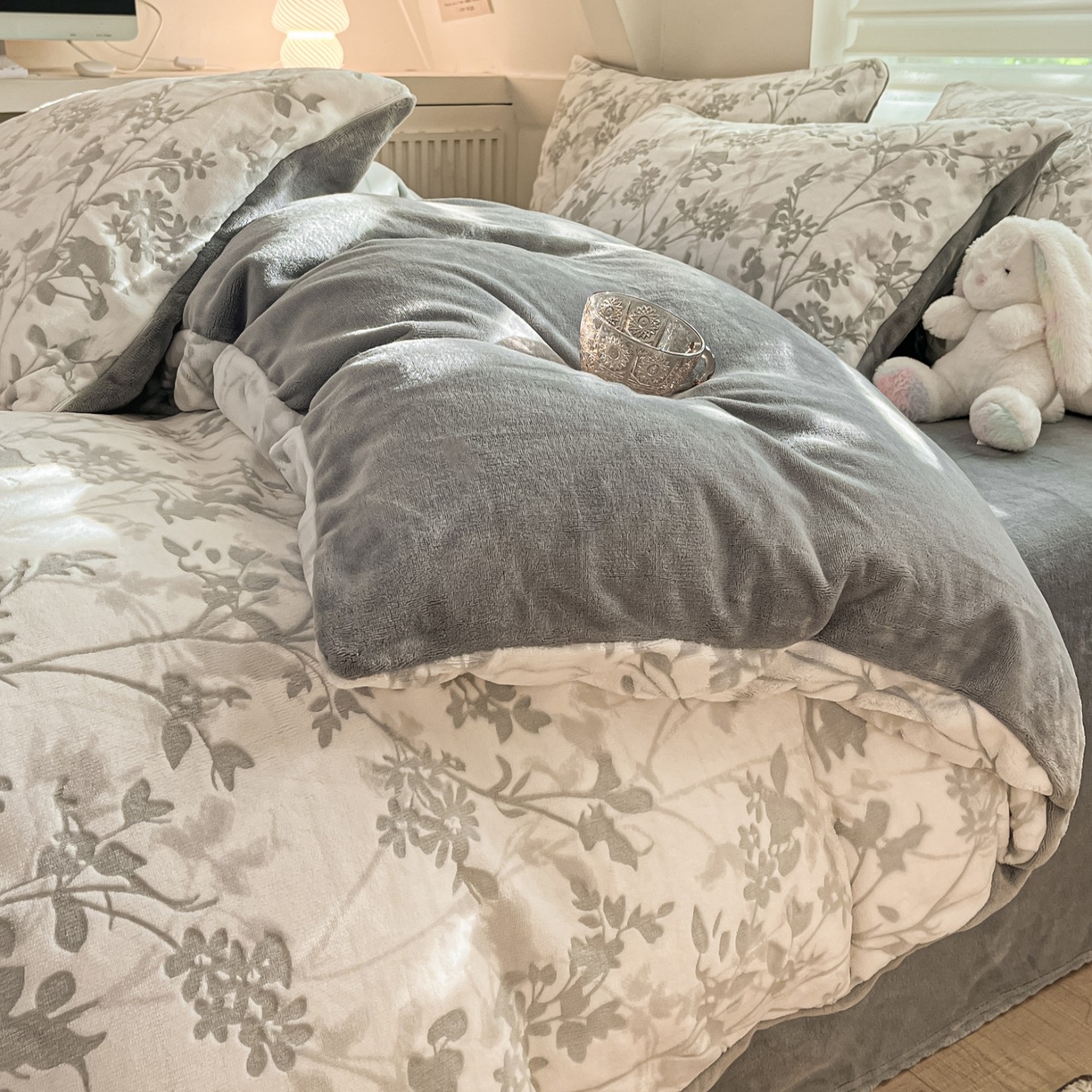 91家纺网 家纺一手货源 找家纺 沐慕 2025新款A类220g加厚烂花牛奶绒B类200g牛奶绒四件套 花朝梦-灰
