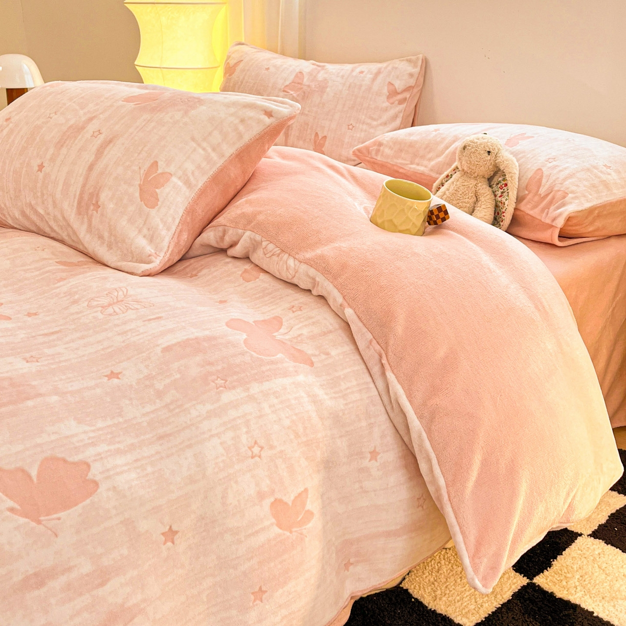 91家纺网 家纺一手货源 找家纺 沐慕 2025新款A类220g加厚烂花牛奶绒B类200g牛奶绒四件套 雾蝶梦粉