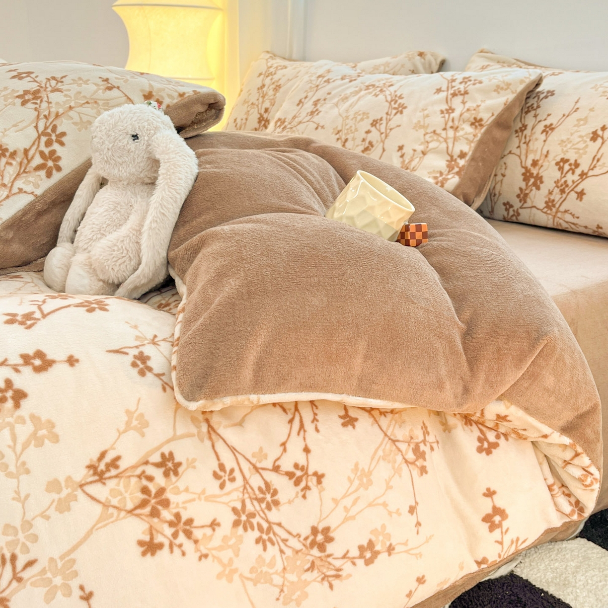 91家纺网 家纺一手货源 找家纺 沐慕 2025新款A类220g加厚烂花牛奶绒B类200g牛奶绒四件套 山茶花语咖