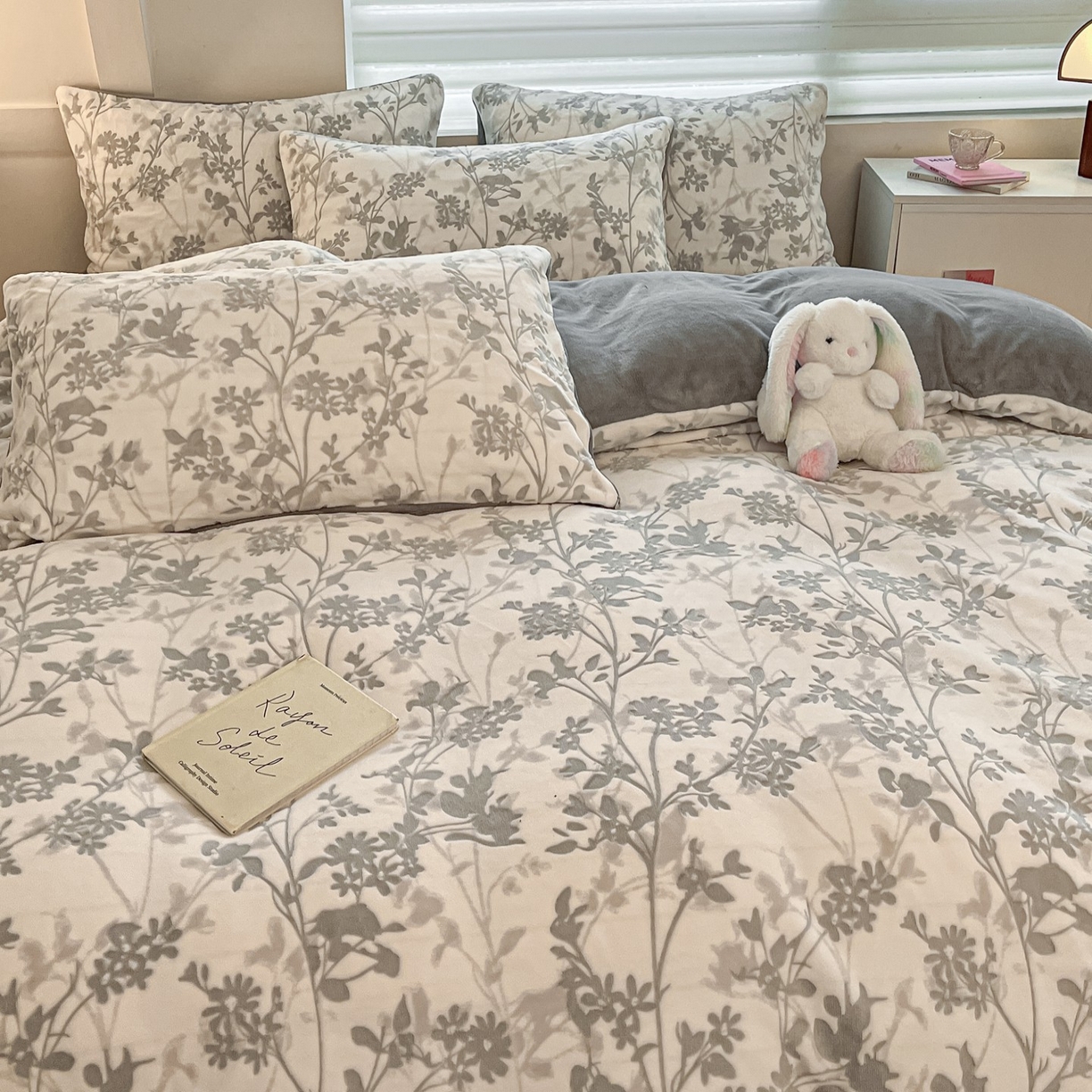 91家纺网 家纺一手货源 找家纺 沐慕 2025新款A类220g加厚烂花牛奶绒B类200g牛奶绒四件套 花朝梦-灰