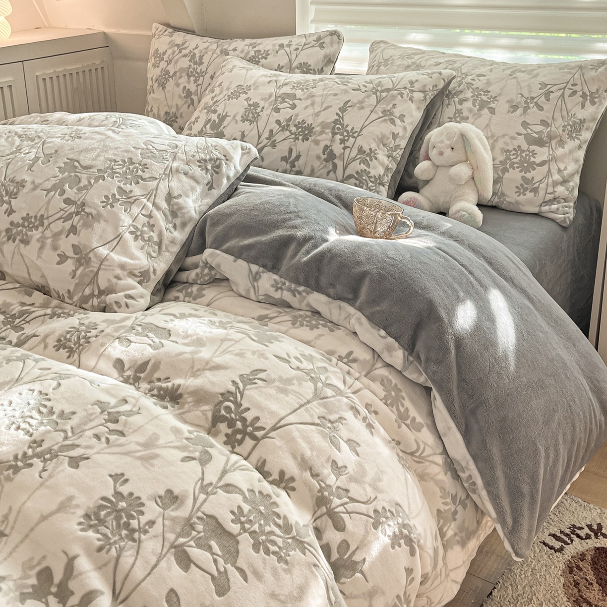 91家纺网 家纺一手货源 找家纺 沐慕 2025新款A类220g加厚烂花牛奶绒B类200g牛奶绒四件套 花朝梦-灰