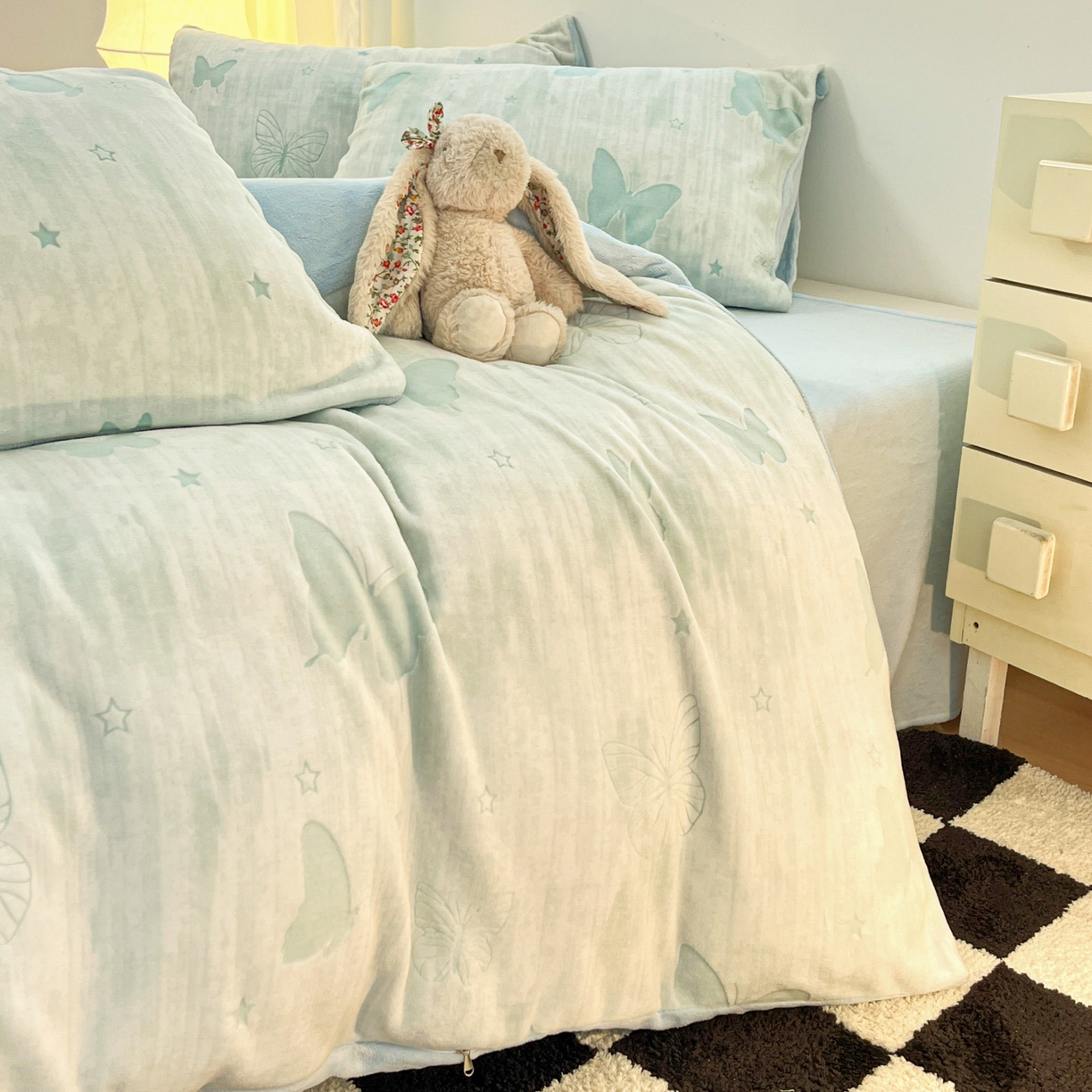 91家纺网 家纺一手货源 找家纺 沐慕 2025新款A类220g加厚烂花牛奶绒B类200g牛奶绒四件套 雾蝶梦绿