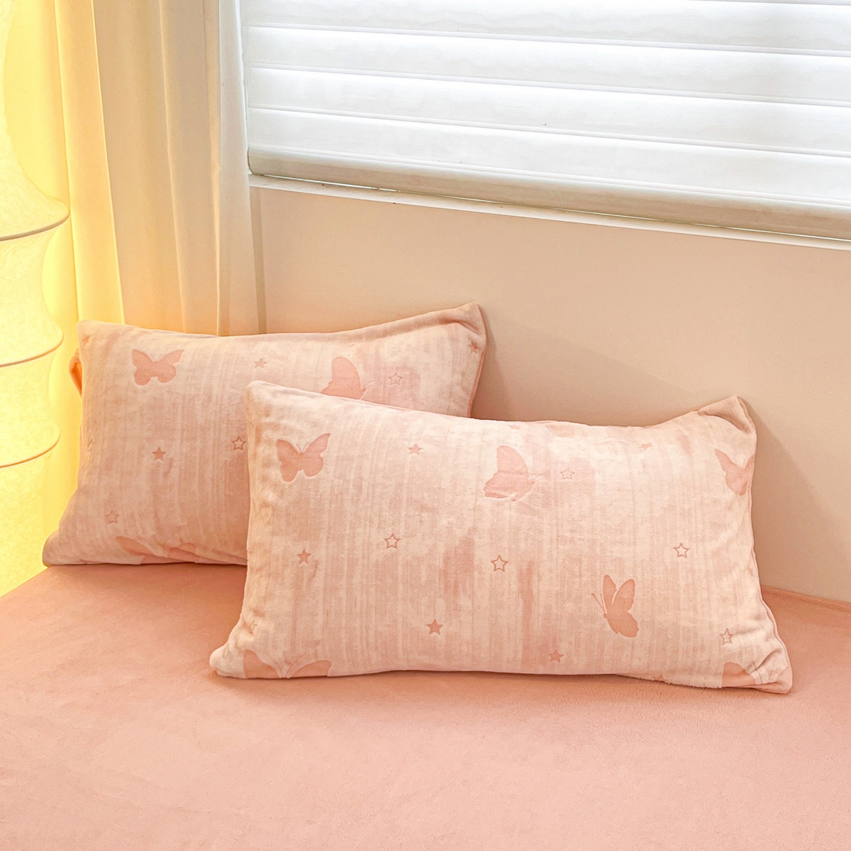 91家纺网 家纺一手货源 找家纺 沐慕 2025新款A类220g加厚烂花牛奶绒B类200g牛奶绒四件套 雾蝶梦粉