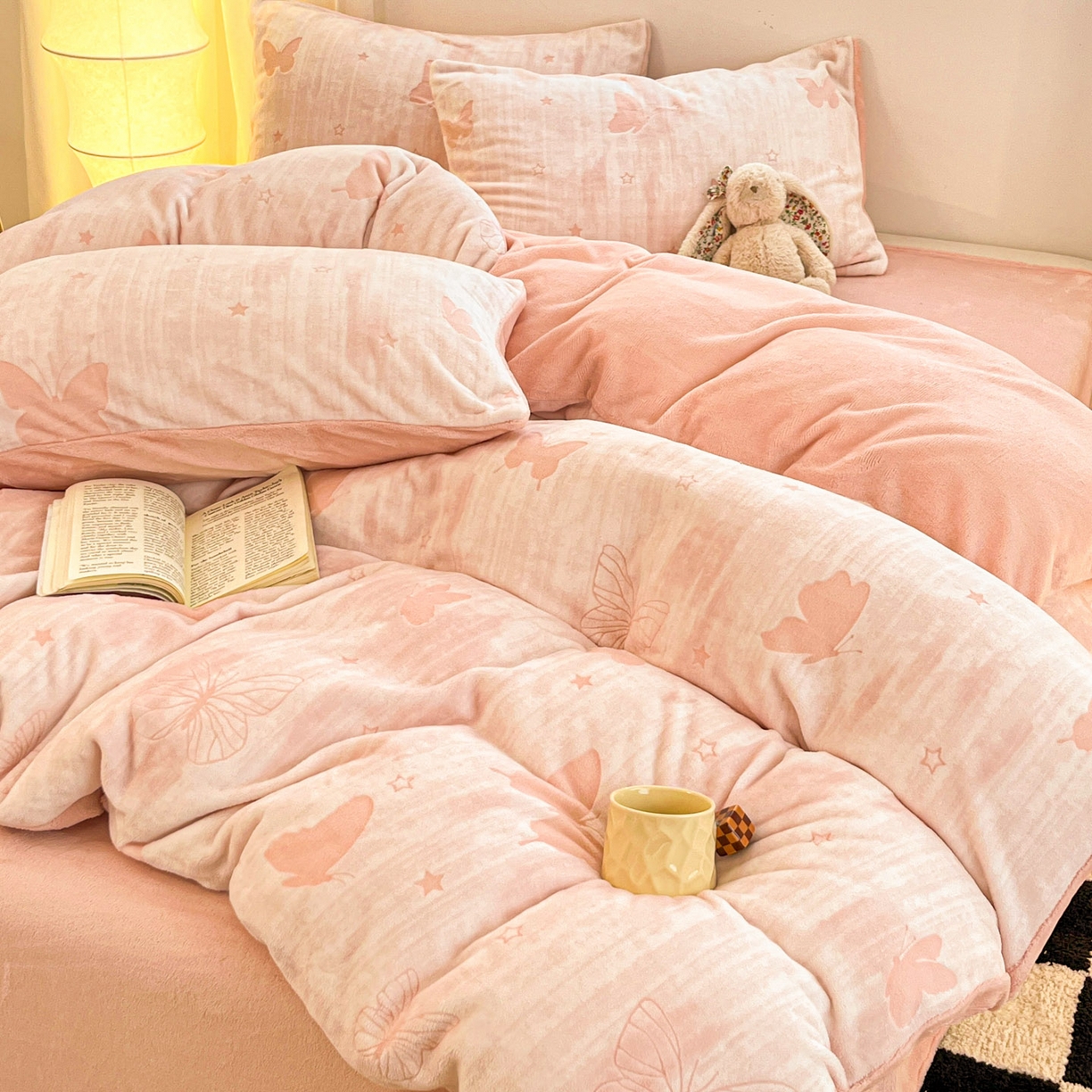 91家纺网 家纺一手货源 找家纺 沐慕 2025新款A类220g加厚烂花牛奶绒B类200g牛奶绒四件套 雾蝶梦粉