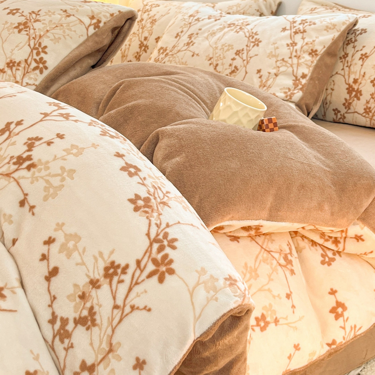 91家纺网 家纺一手货源 找家纺 沐慕 2025新款A类220g加厚烂花牛奶绒B类200g牛奶绒四件套 山茶花语咖