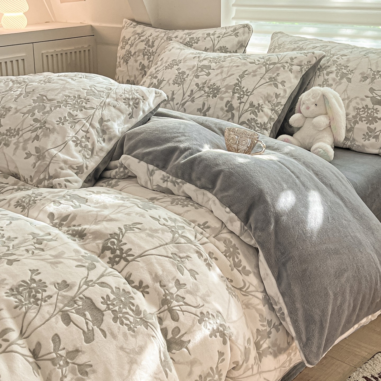 91家纺网 家纺一手货源 找家纺 沐慕 2025新款A类220g加厚烂花牛奶绒B类200g牛奶绒四件套 花朝梦-灰