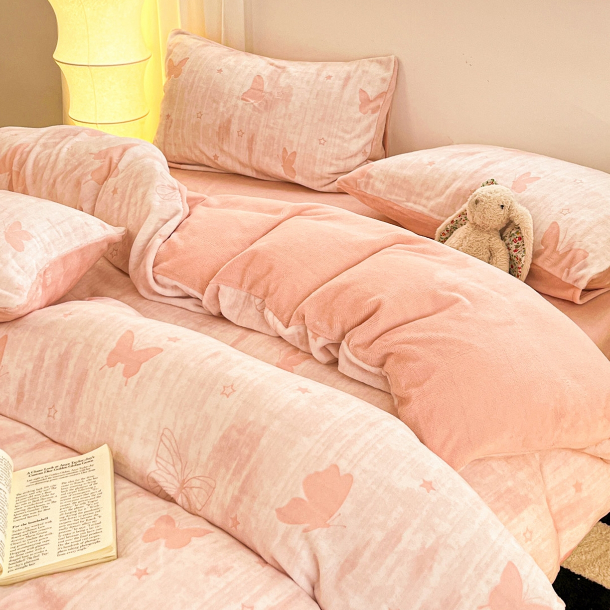 91家纺网 家纺一手货源 找家纺 沐慕 2025新款A类220g加厚烂花牛奶绒B类200g牛奶绒四件套 雾蝶梦粉