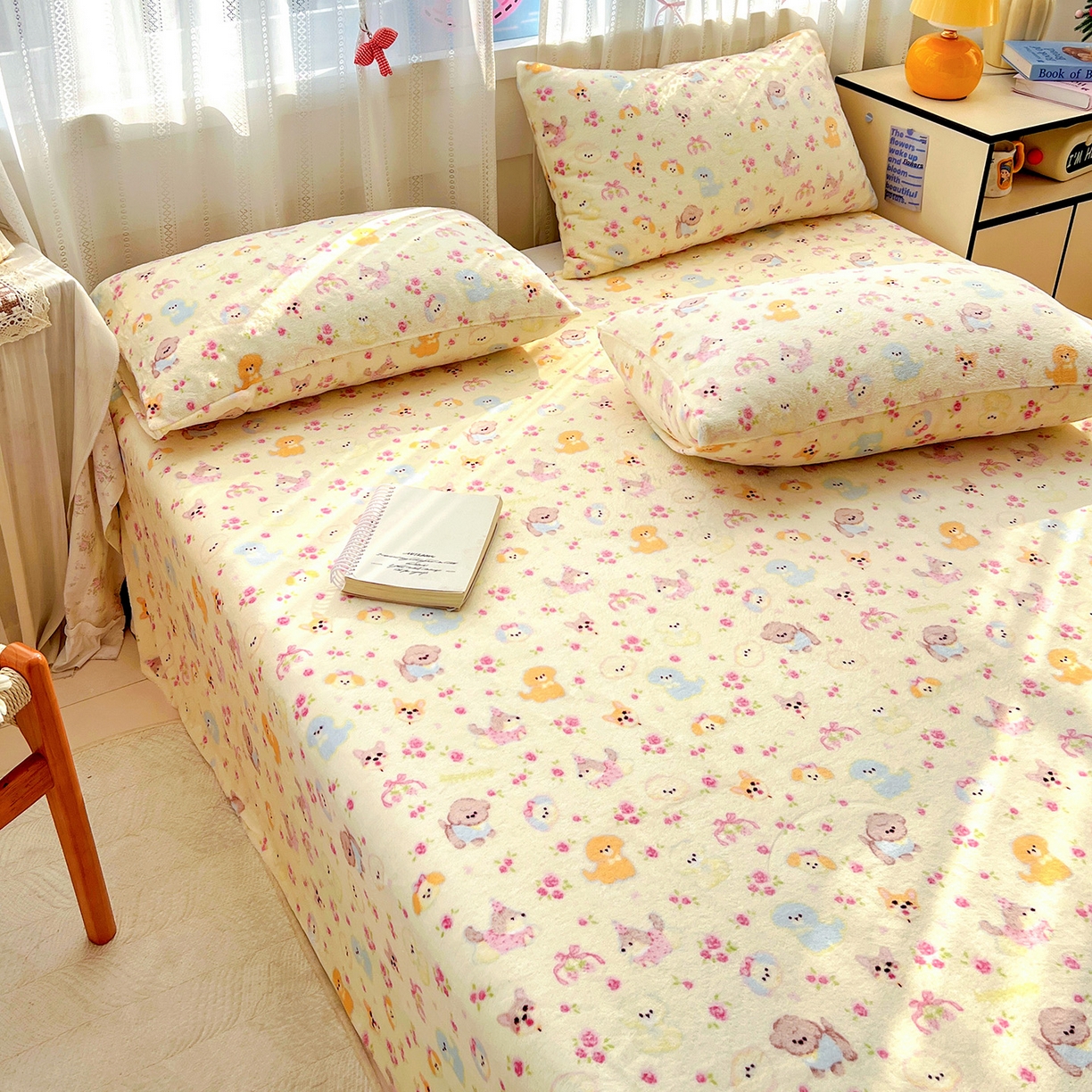 91家纺网 家纺一手货源 找家纺 水木坊 2025新款亲肤舒适牛奶绒印花单件床单 萌宠家族